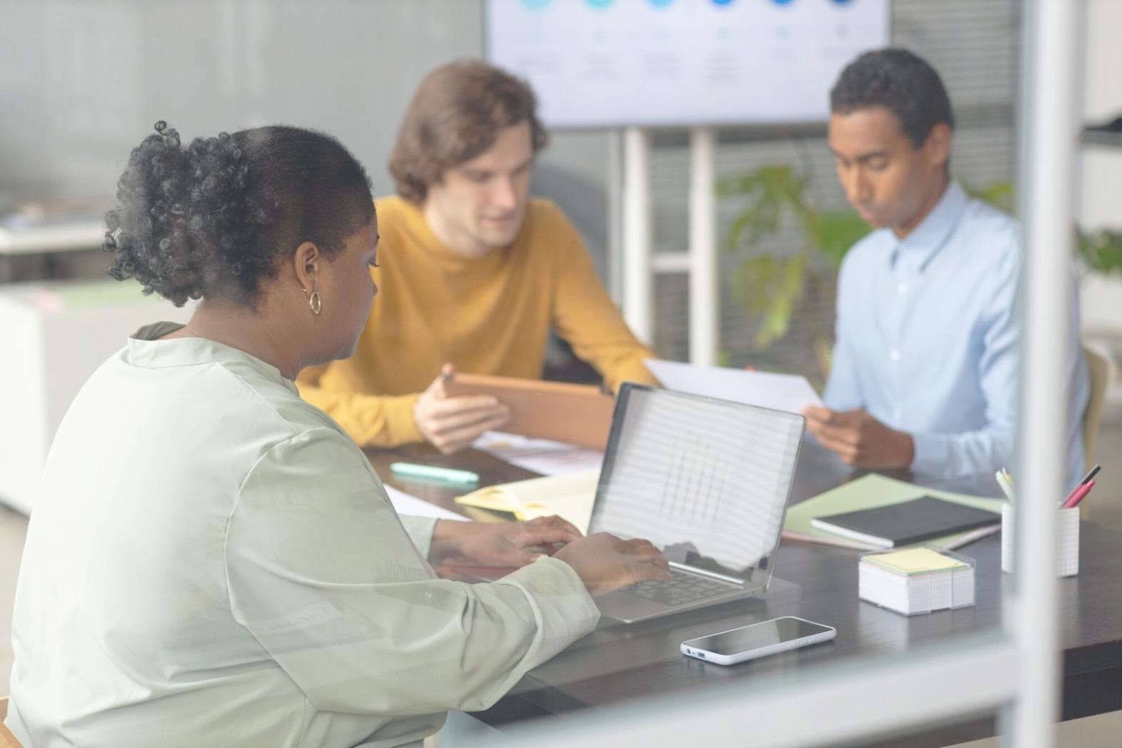 Команда финансовых аналитиков работает с отчётами и графиками cash flow